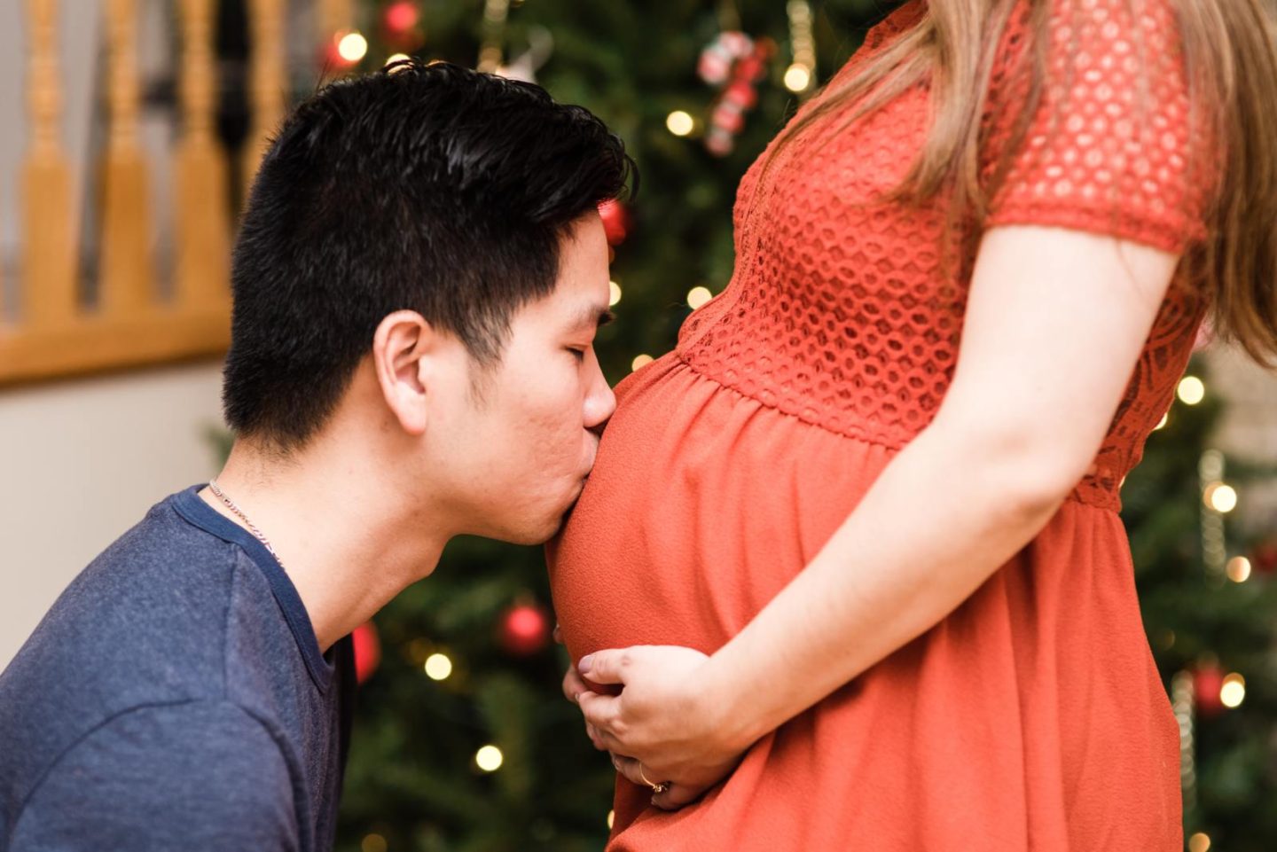 christmas holiday maternity photoshoot ideas